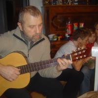 Marek śpiewa przy gitarze