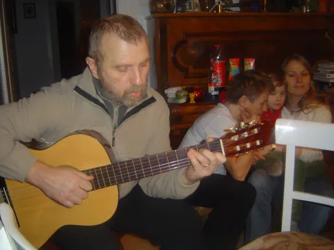 Marek śpiewa przy gitarze