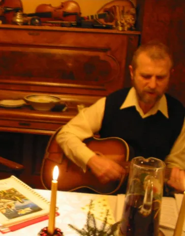Spiewanie kolęd przy gitarze